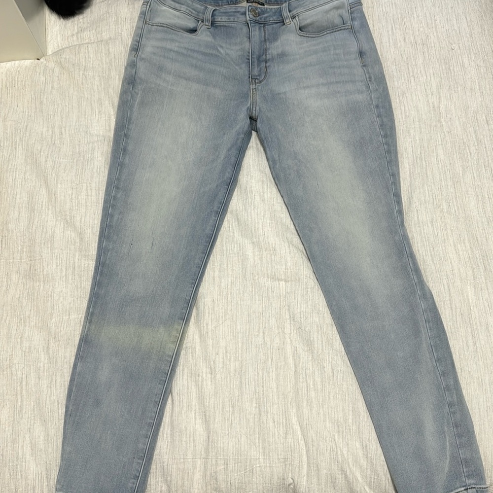 🔥HARDLY WORN AMERICAN EAGLE JEANS🔥